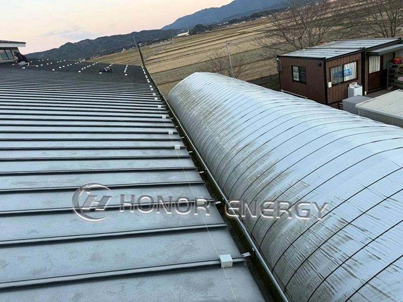 Klem Atap Logam Jahitan Berdiri sudah terpasang dan siap